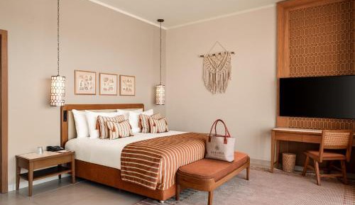 Deluxe, King or Twin Bed, Pool View