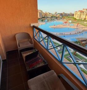 Apartment with Pool View 