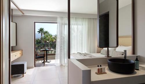 Family Suite with Direct Access to Sharing Pool