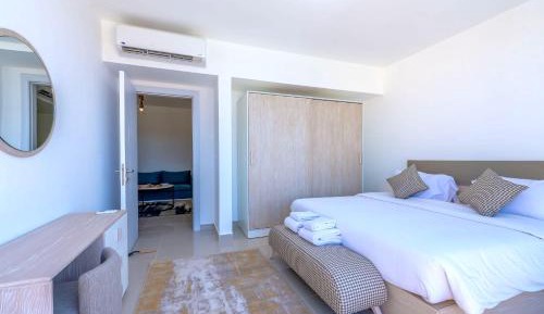 One-Bedroom Apartment with Pool View