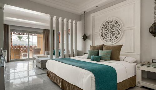 Junior Suite with Partial Sea View