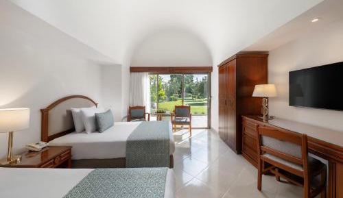 Deluxe, King or Twin Bed, Garden View