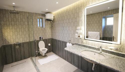 Deluxe Double Room (2 Adults + 1 Child)