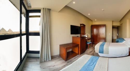 Superior Pyramids View Room Twin Bed