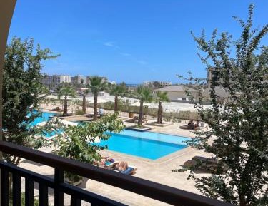 Apartment with Pool View 