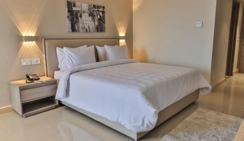 Deluxe Room - King bed - City View