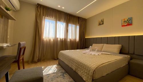 Deluxe King Room with City View
