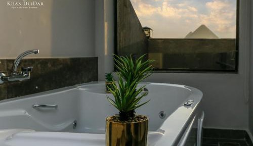 Queen Suite with Private Jacuzzi - Pyramids View with Balcony