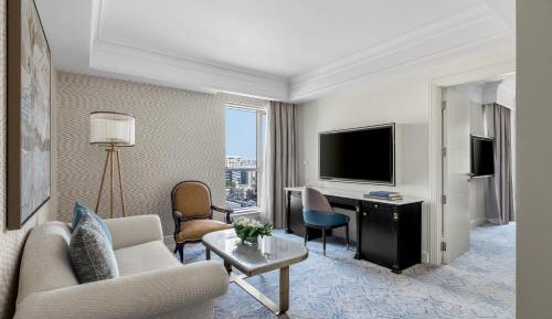 One-Bedroom Suite with Ergonomic Flex Space