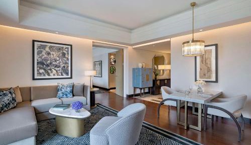 Deluxe One-Bedroom King Suite