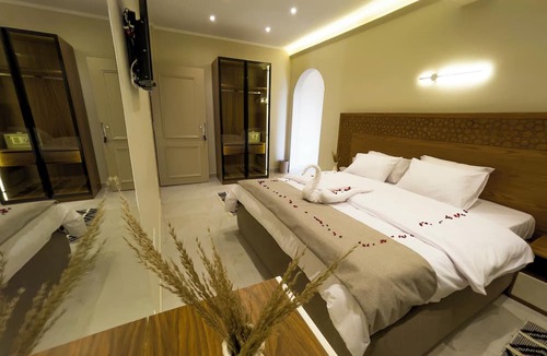 Kafrat al Jabal Hotel | Akhnaton Pyramids View