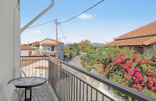 Mikromani Apartment | Spacious Room Next to Kalamata Airport, Heart of Messinia