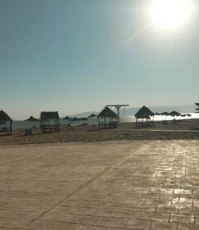 Al-Janayin Apartment | Relaxing Chalet with Pool & Sandy Beach