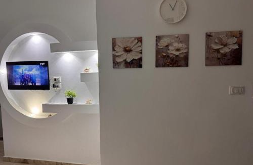 Sakkala Apartment | Charming Apt with Sunny Balcony, Walk to Sheraton St