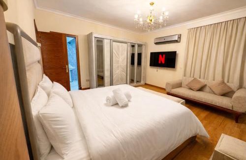 Al Duqqi Apartment | Nilefront 3BDR Apartment with Panoramic Views l Agouza