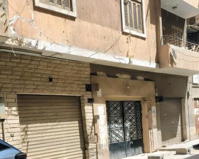 Az-Zaytun House | Comfortable 3-Bed Room with Workspace & AC