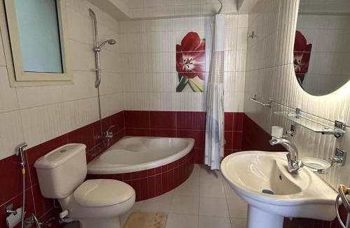 Dream Land Apartment | Modern 2-bedroom Apt Dreamland Golf & Pool View
