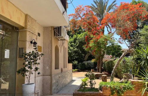 Taqseem Laselky Apartment | Maison de Lama - Expat friendly, AirCon, Garden access