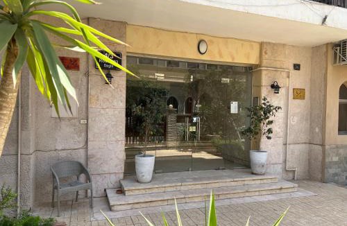 Taqseem Laselky Apartment | Maison de Lama - Expat friendly, AirCon, Garden access