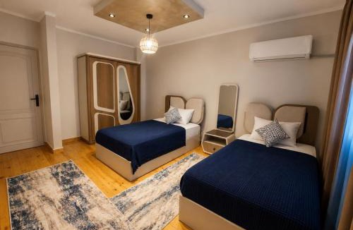 Maadi Apartment | Breathtaking Nile and Pyramids View - Maadi - 3BR