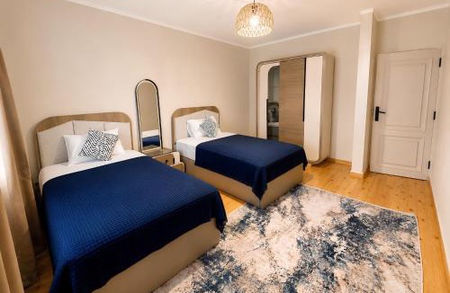 Maadi Apartment | Breathtaking Nile and Pyramids View - Maadi - 3BR