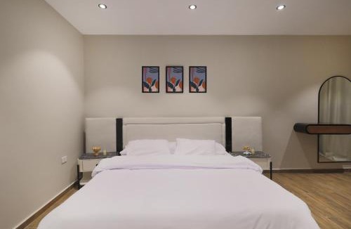 Sheikh Zayed City Apartment | v1Relaxing Modern Stay with Private Garden, Sheikh Zayed city
