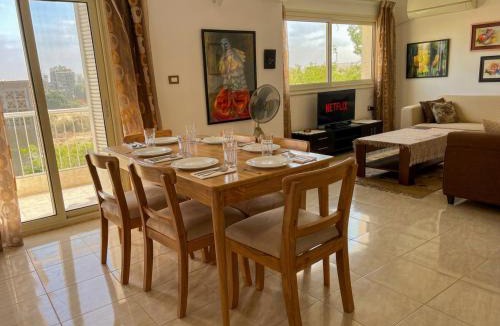Taqseem Laselky Apartment | Maison de Lama - Expat friendly, AirCon, Garden access