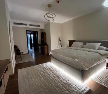 Maadi Apartment | شقة فندقية فاخرة من ثلاث غرف نوم بإطلالة على نهر النيل