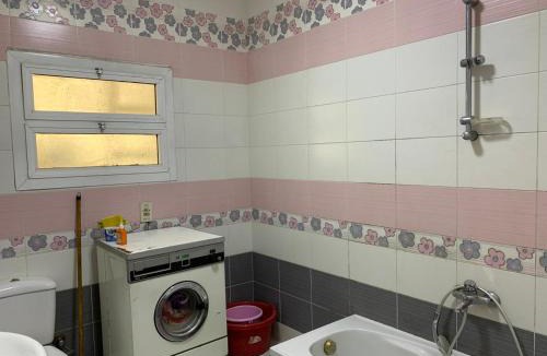 Al Duqqi Apartment | شقة عائلية مريحة بالمهندسين