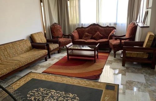 Al Duqqi Apartment | شقة عائلية مريحة بالمهندسين