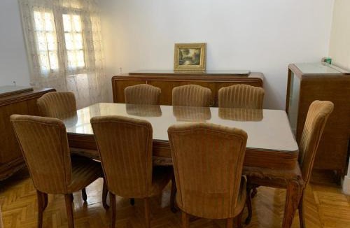 Al Duqqi Apartment | شقة عائلية مريحة بالمهندسين