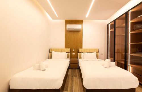 Shurtah al-Dakhlah Apartment | Milena - Stone Residence, 3BR Garden, New Cairo by Kennah