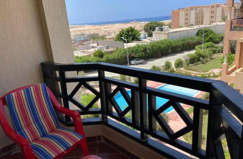 Alexandria - Mediterranean Coast Apartment | شالية بالرووف غرفتيين مكييف للأيجار بقرية ايماريتس هايتس بالساحل الشمالي - A chalet with a rooftop and two air-conditioned bedrooms for rent in Emirates Heights , North Coast