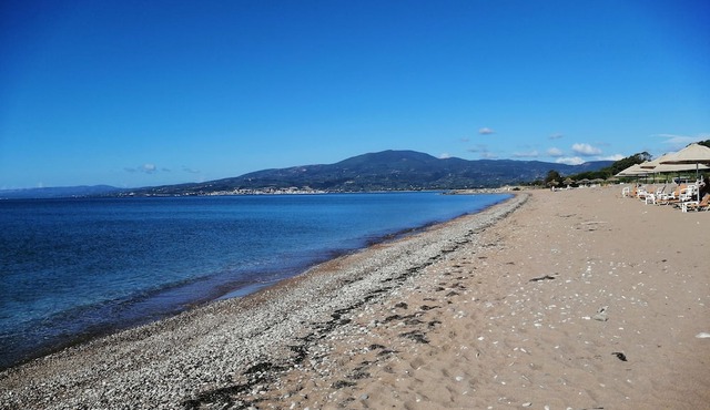 Spacious retreat with superb views and sucluded garden, 10 mins drive to beach. in Madena