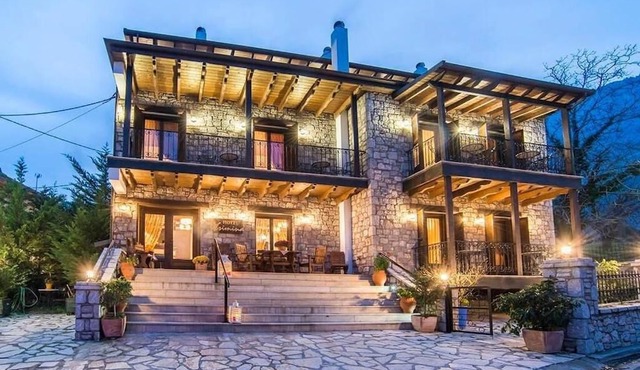 Eptalofos Guesthouse - Double Suite with Fireplace in Eptalofos