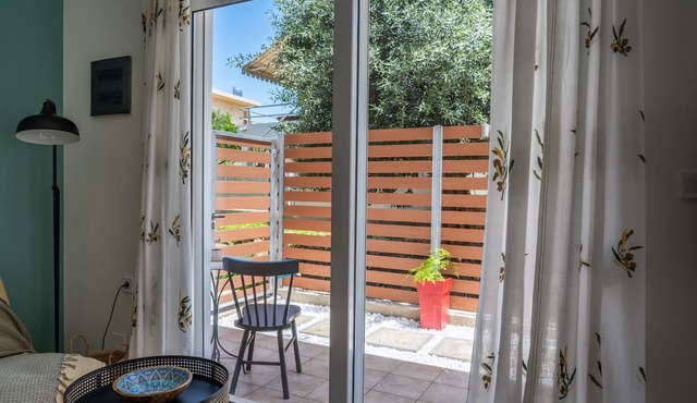 Boho style apartment with spacious front yard in historical district of Chania in Χανιά