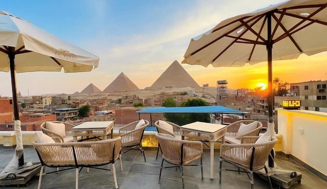 Pyramid-view retreat walk there in minutes