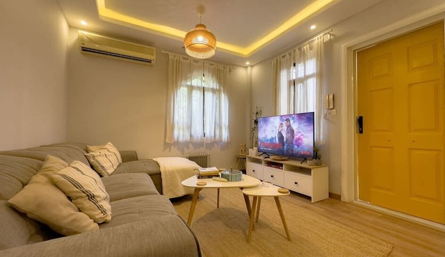 Cozy hideout khan with garden oasis and king bed in Al Rehab