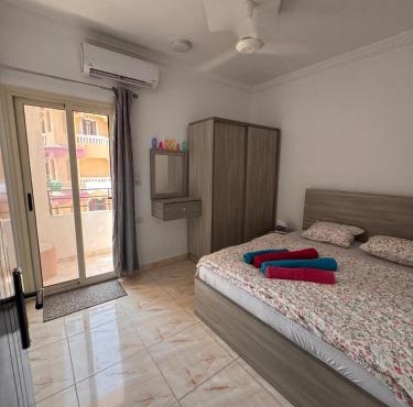 Charming Apt with Sunny Balcony, Walk to Sheraton St in Hurghada