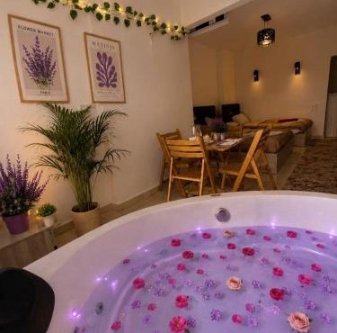 panorama pyramids and jacuzzi in Giza