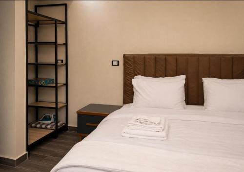 Pyramids Gardens 2bedroom apartment in ‘Ezbet `Abd el-Ḥamîd