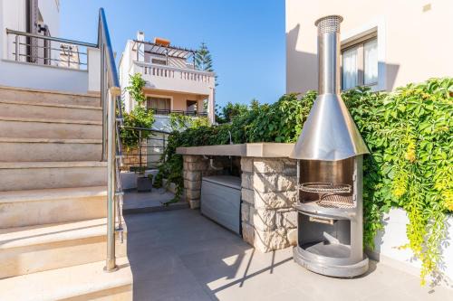 Villa Gagra - Villa by the Sea with a Private Pool in Panormos Rethymno