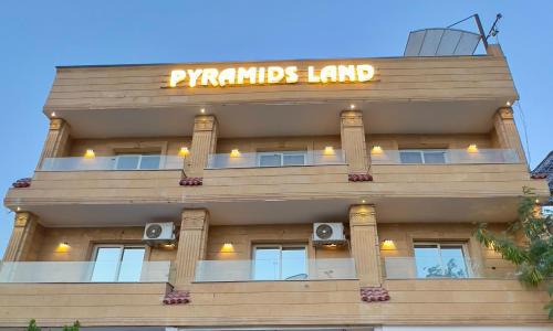 Lodge Pyramids Land in Cairo