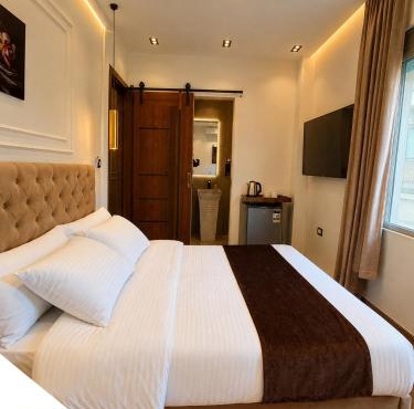 New White Pyramids Inn in Cairo