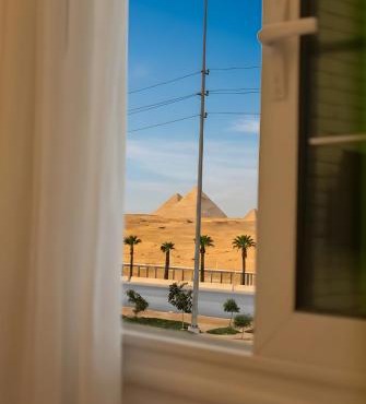 pyramids view luxury apartment in ‘Ezbet `Abd el-Ḥamîd