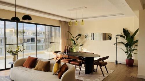 Penthouse w/Private Rooftop Pool & Lake Views in Cairo