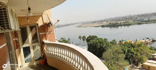 شقة فندقيه فاخرة بمنطقة المعادى صف اول جميع الغرف تطل على النيل A luxury hotel apartment in Maadi, first row. All rooms overlook the Nile in Cairo